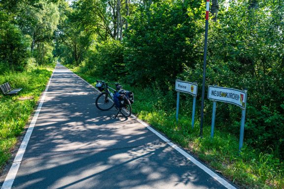 Radweg auf ehemaligen Bahndamm.