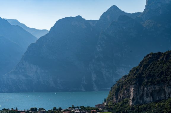Torbole mit Windsurfer