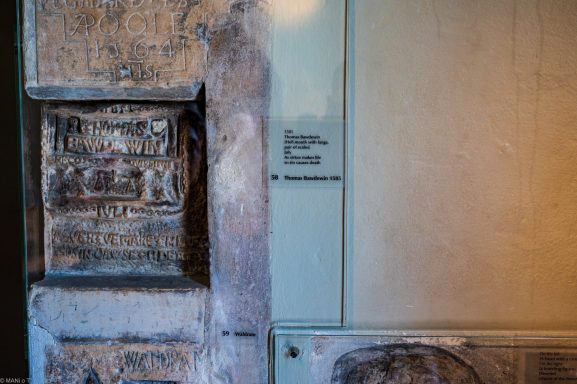 Graffiti im ehemaligen Gefängnis.