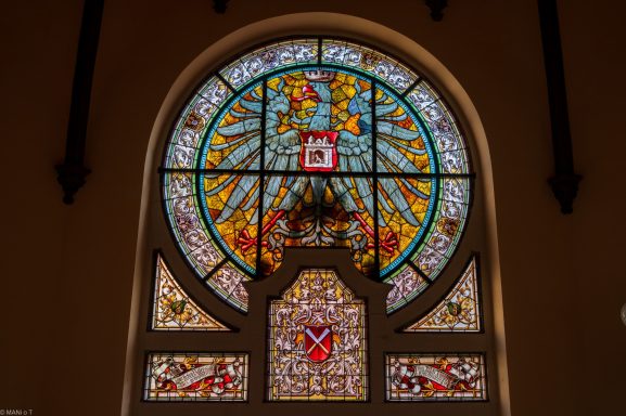 Buntglasfenster im Rathaus.